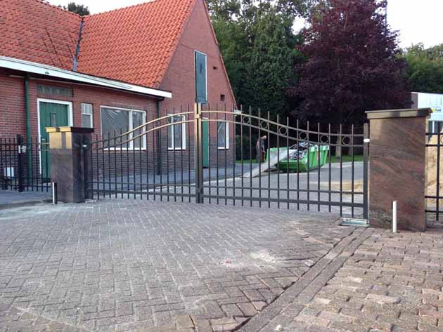 Toegangspoort bij Funk Natuursteen Hoving Hekwerk B.V. Stadskanaal