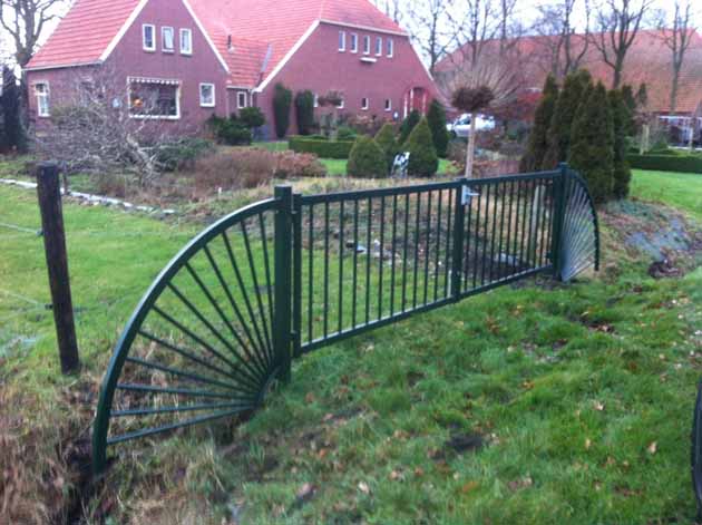 Sierlijke dubbele draaipoort - Hoving Hekwerk B.V. Stadskanaal