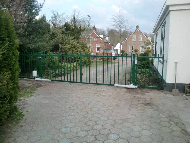 Dubbele elektrische spijlen draaipoort - Hoving Hekwerk B.V. Stadskanaal