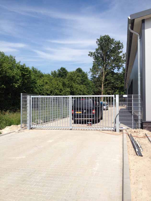 Dubbele elektrisch draaipoort - Hoving Hekwerk B.V. Stadskanaal