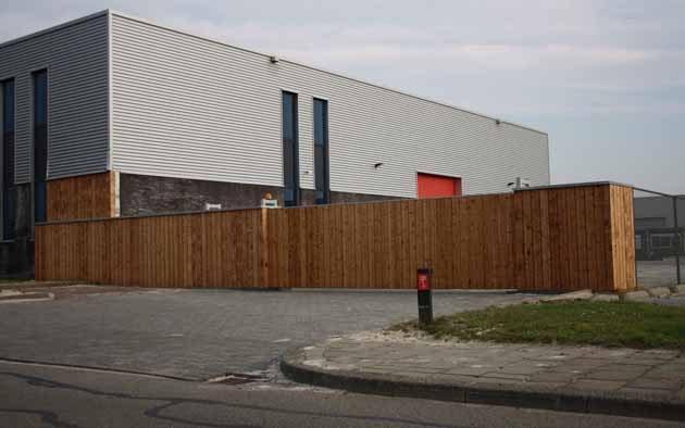 Sier schuifpoort met hout opdruk Hoving Hekwerk B.V. Stadskanaal