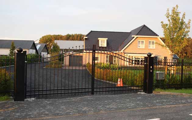 Sierhekwerk sierpoort elektrische poort - Hoving Hekwerk B.V. Stadskanaal