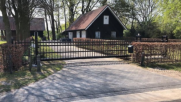 Schuifpoort met siervulling Hoving Hekwerk B.V. Stadskanaal