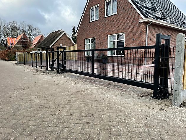 Schuifpoort met dsm vulling - Hoving Hekwerk B.V. Stadskanaal