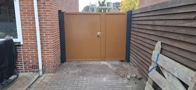 Dichte draaipoort Nieuw-Buinen Hoving Hekwerk B.V. Stadskanaal