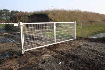 Dubbele gegalvaniseerde draaipoort Hoving Hekwerk B.V. Stadskanaal