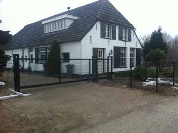 Woning met schuifpoort en hekwerk Hoving Hekwerk B.V. Stadskanaal