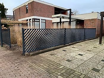 Schuifpoort met schuine lamellen Hoving Hekwerk B.V. Stadskanaal