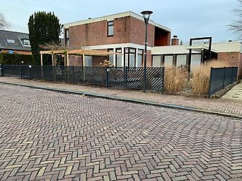 Schuifpoort met schuine lamellen Hoving Hekwerk B.V. Stadskanaal